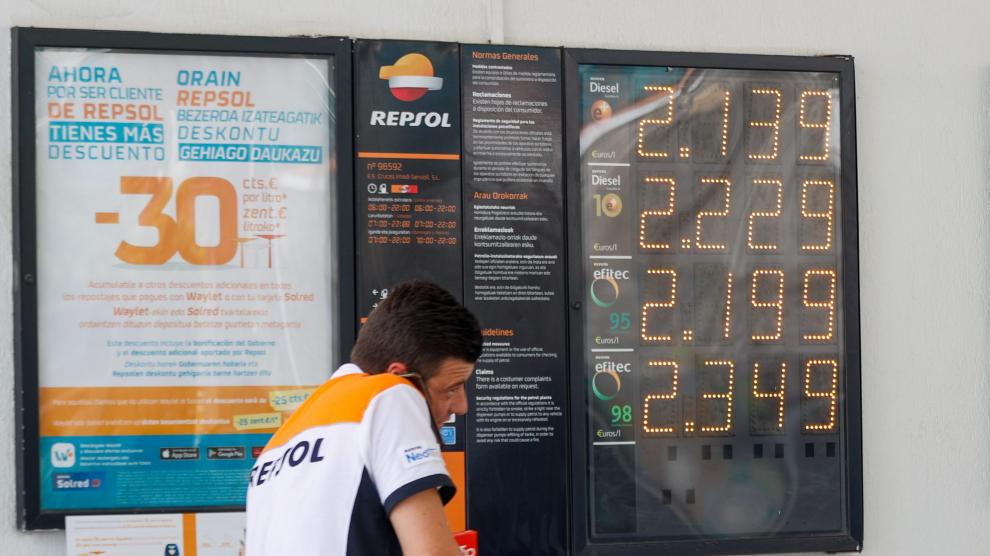 La gasolina y el gasóleo, por encima de los dos euros