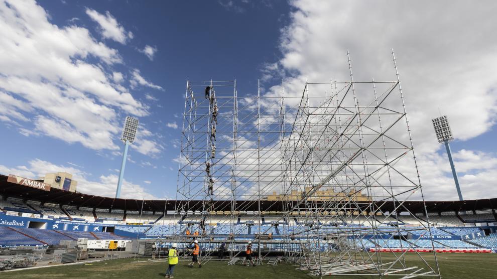 Montaje del escenario de Alejandro Sanz en La Romareda.