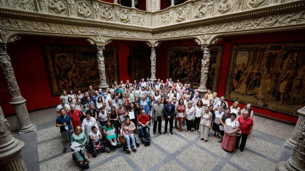 Imagen de las 99 asociaciones beneficiarias en la Convocatoria CAI-Ibercaja de Proyectos Sociales 2022, en el Patio de la Infanta.