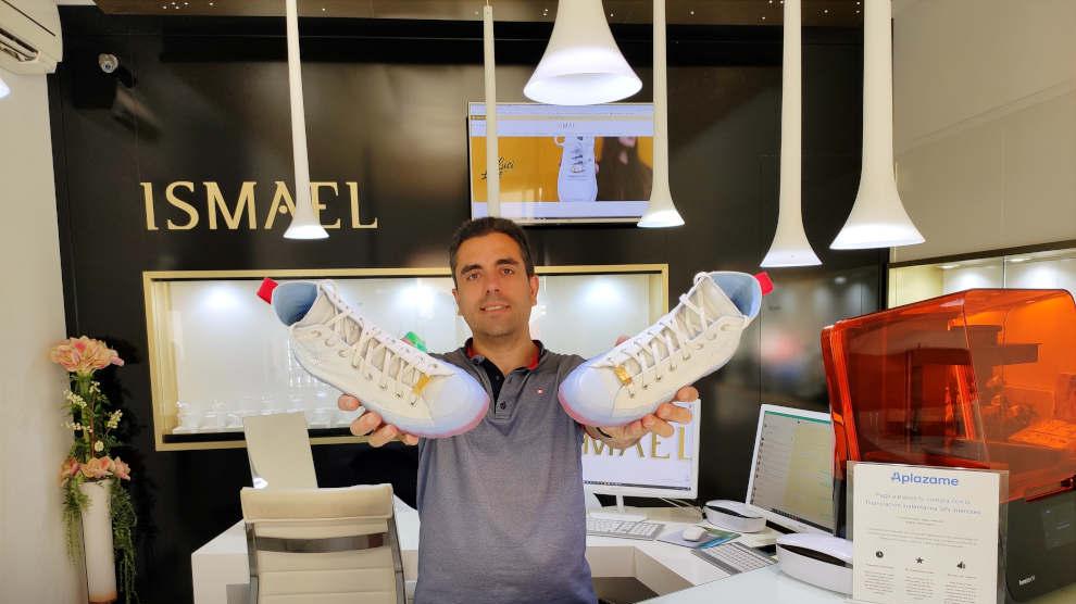 Ismael Ariño, director creativo de Ismael Joyeros, posa con unas deportivas que están personalizadas con Luci Lace.