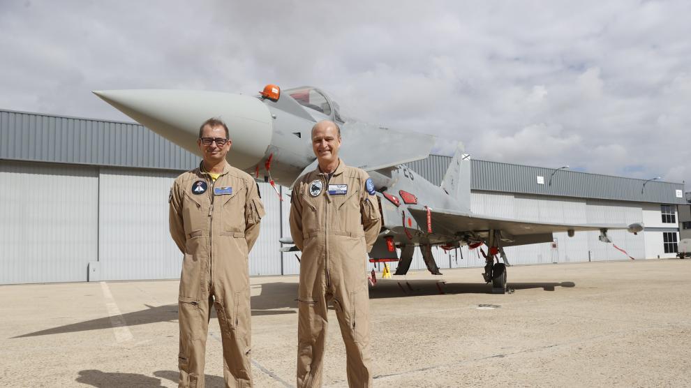 El jefe de pilotos de Airbus, Ignacio Lombo Moruno (i), y jefe de pilotos de Getafe Carlos Pinilla (d), posan junto a un modelo de Eurofighter