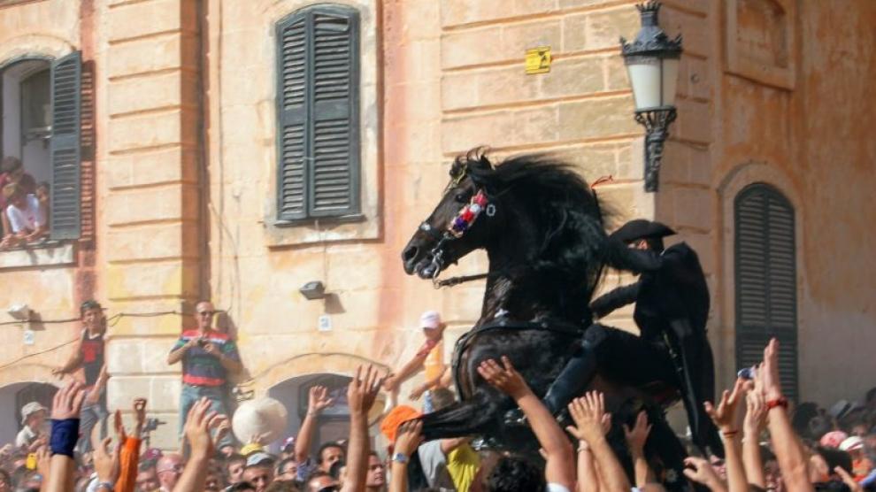 El suceso ha tenido lugar este viernes en Ciutadella durante las fiestas de San Juan.