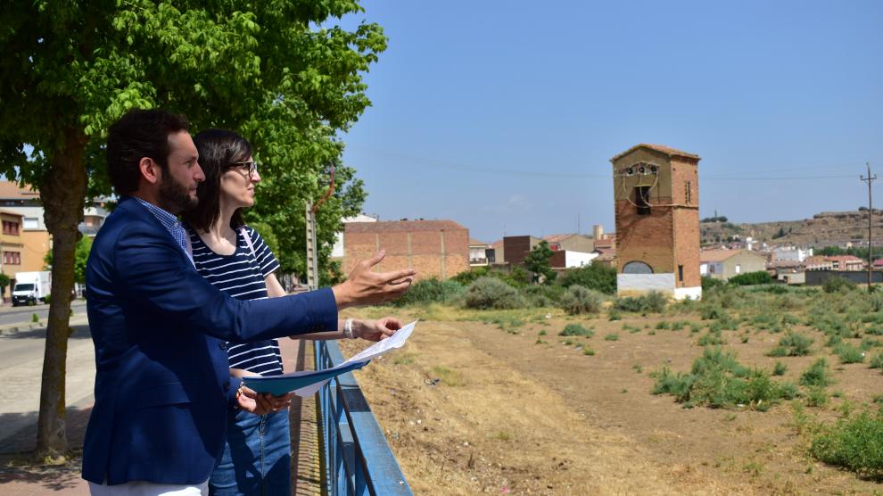 Isaac Claver, alcalde de Monzón, y Nuria Moreno, concejal de Educación, observan los terrenos.