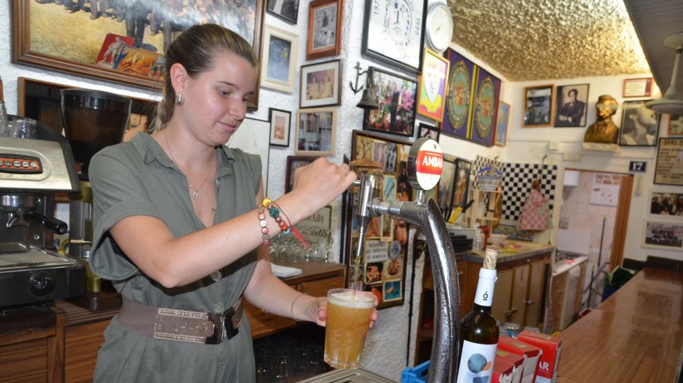 La cerveza en el Bonanza se sigue sirviendo en el florero, un vaso grande y recio.