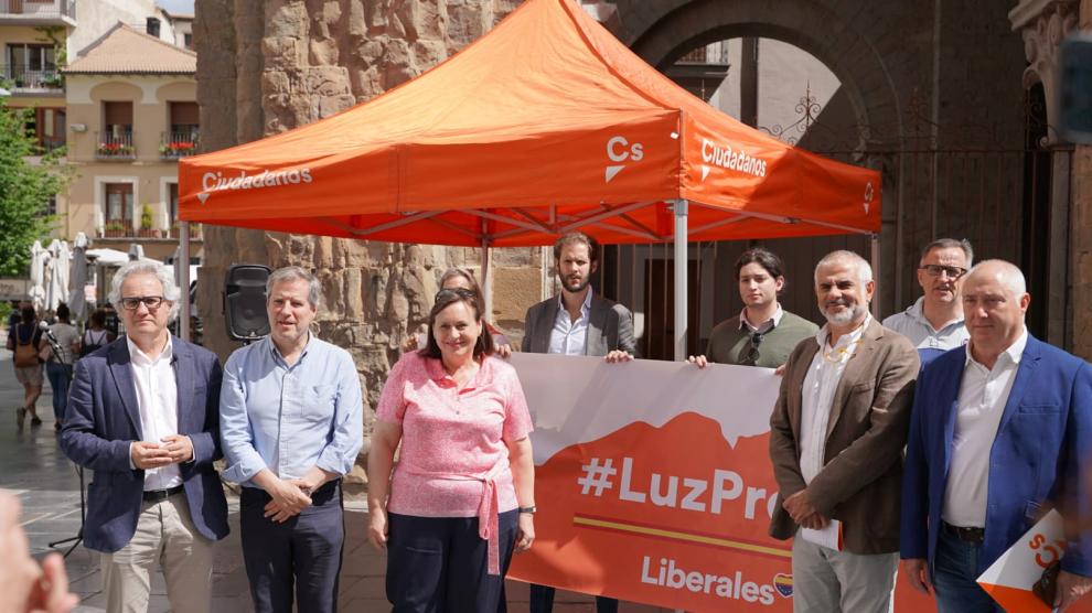 Los representantes de Ciudadanos, en la plaza de la Catedral de Jaca.