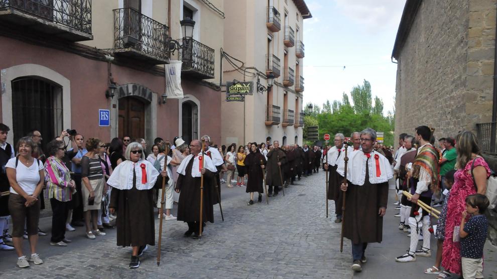 Los romeros de Santa Orosia, a su llegada al monasterio de las Benitas.