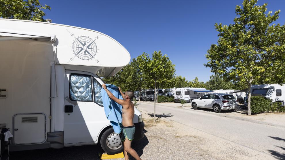 Un huésped del Camping Municipal de Zaragoza, ayer, junto a una caravana.