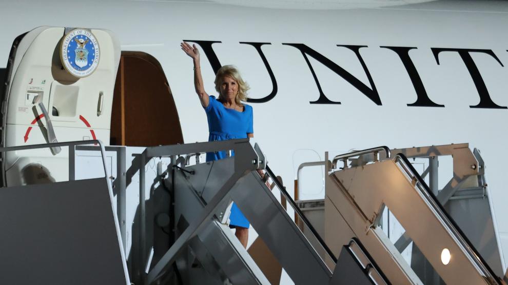 La primera dama de Estados Unidos, Jill Biden, saluda a su llegada este domingo a la base de Torrejón de Ardoz