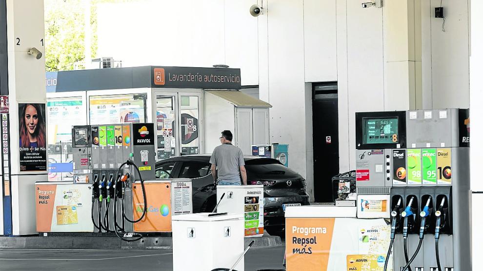 Un hombre rellenando el depósito de su vehículo, una acción que este mes es todavía más cara