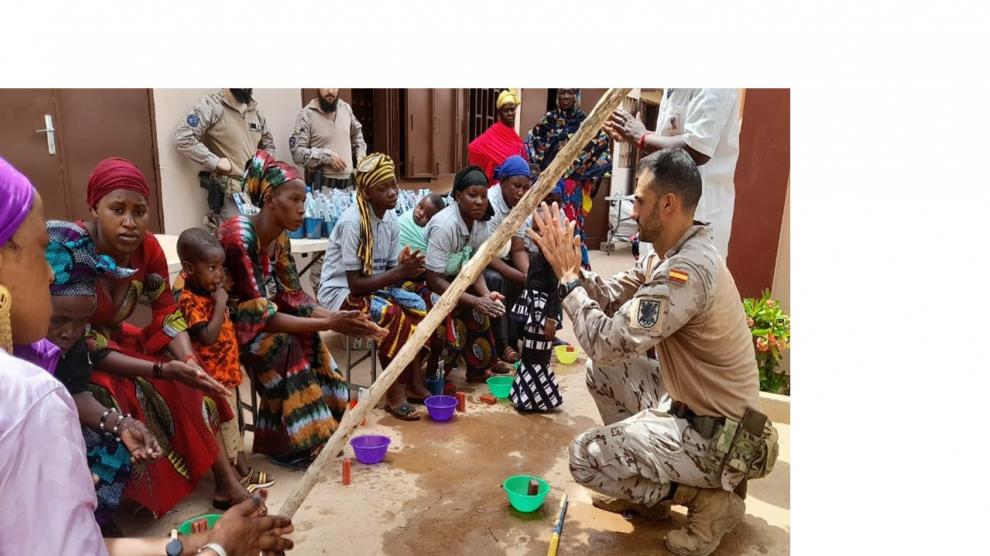 Un militar español asesora a la población en prevención del paludismo, en una actividad de cooperación cívico militar.