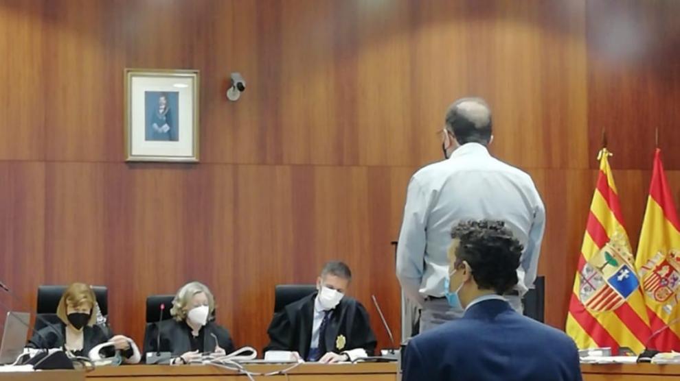 El acusado, de pie, durante el juicio celebrado en la Audiencia Provincial de Zaragoza.