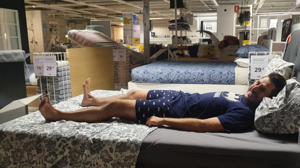 Alejandro, listo para dormir en Ikea.
