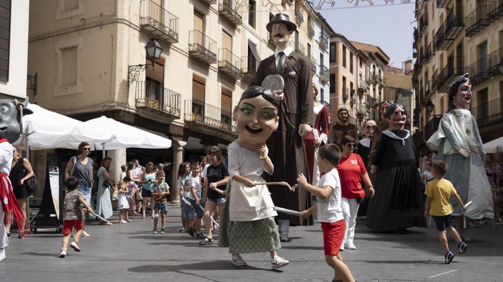 Cabezudos en las calles de Teruel