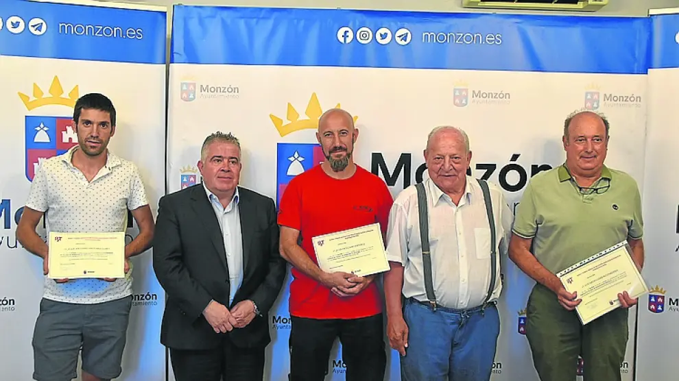 Javier Vilarrubí y Ángel Mas, junto a alumnos que han obtenido su certificado para trabajar en talleres de vehículos.