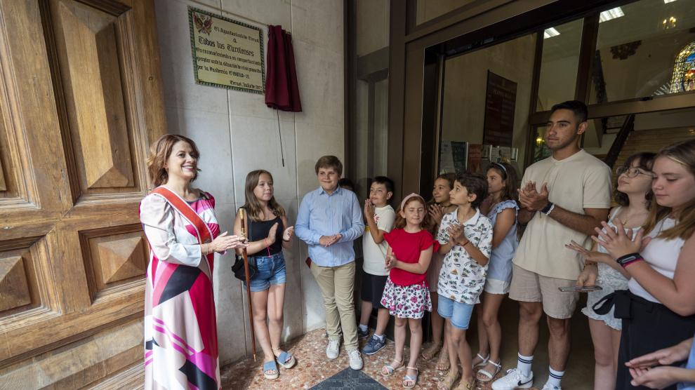 La alcaldesa de Teruel descubre una placa en homenaje a las victimas covid en el Ayuntamiento.
