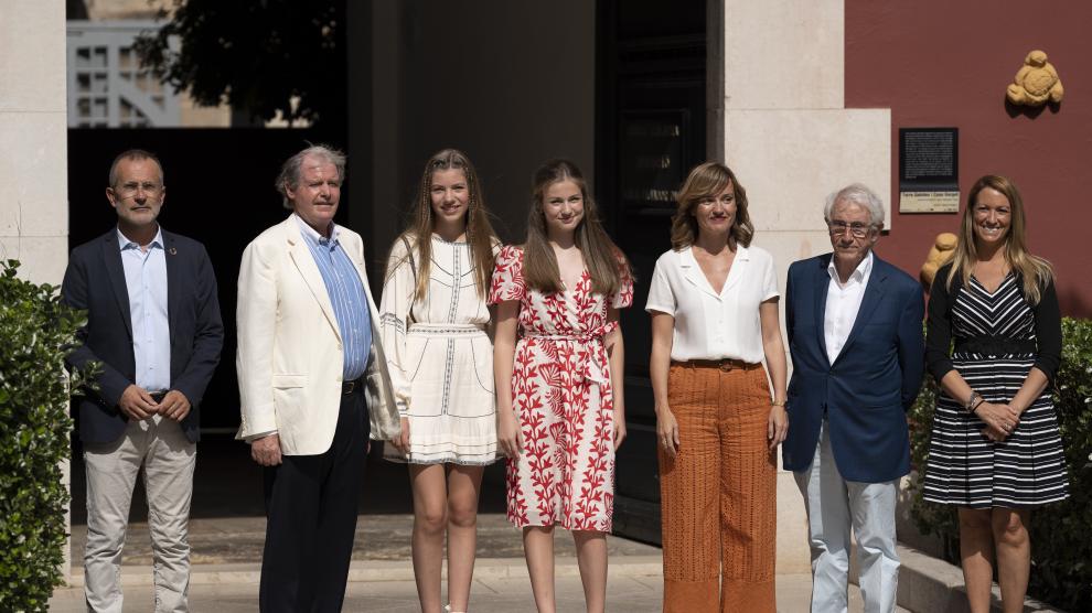 La princesa Leonor llega al Museo Dalí junto a la infanta Sofía.