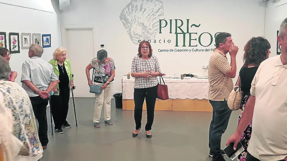 Visitantes en la exposición de acuarelas de Milagros Díaz.