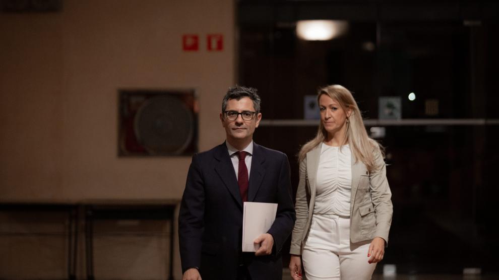 El ministro de la Presidencia, Relaciones con las Cortes y Memoria Democrática, Félix Bolaños, y la delegada del Gobierno en Cataluña, Maria Eugènia Gay Rosell, a su llegada a una rueda de prensa este viernes.