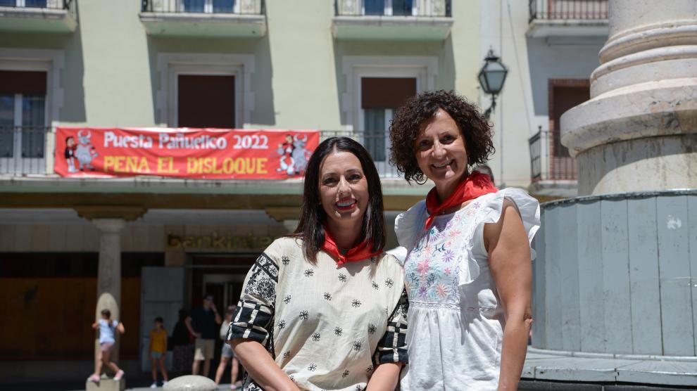 María Domingo -a la izquierda- y Belén Martínez son el primer dúo femenino en anudar el pañuelico al cuello del Torico