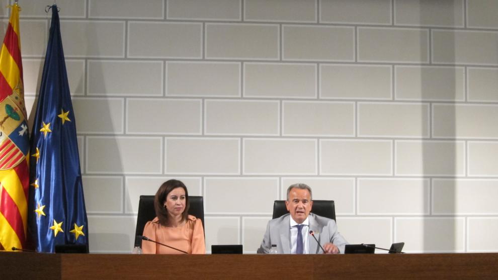 La vicepresidenta de la DPZ, Teresa Ladrero, y el presidente, Juan Antonio Sánchez Quero, durante el pleno ordinario de julio.