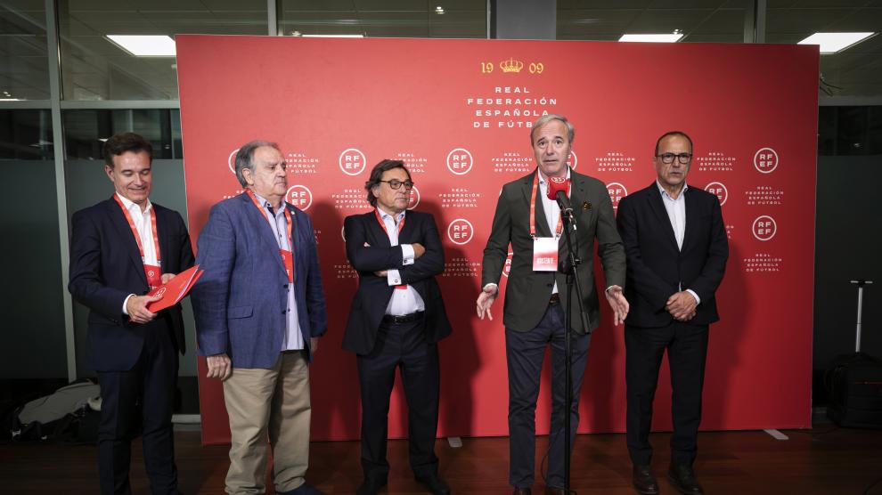 La delegación aragonesa, presente en la sede de la Federación Española de Fútbol con la candidatura de Zaragoza al Mundial 2030