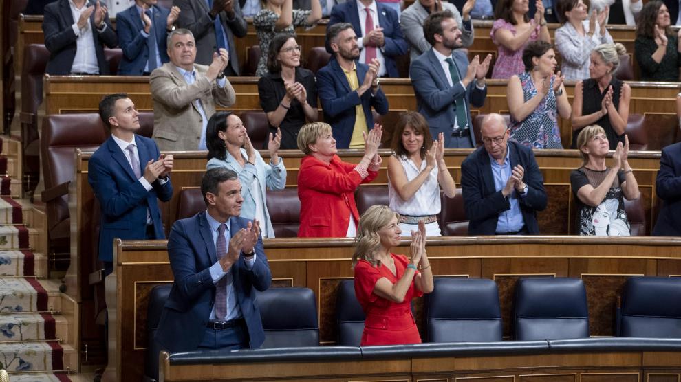 El presidente y varios miembros del PSOE aplauden tras una de las votaciones de ayer en el Congreso.