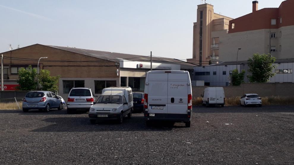 Vehículos estacionados en el conocido como 'parking de la textil', en la calle de Carrera Zaragoza de Tarazona, donde también actuó el menor arrestado