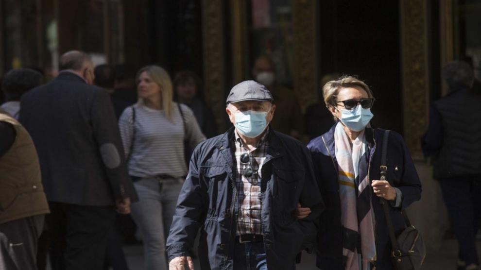 Gente con mascarilla en las calles de Zaragoza