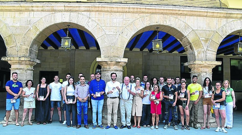 Los emprendedores que han obtenido una ayuda municipal recibieron ayer el distintivo.