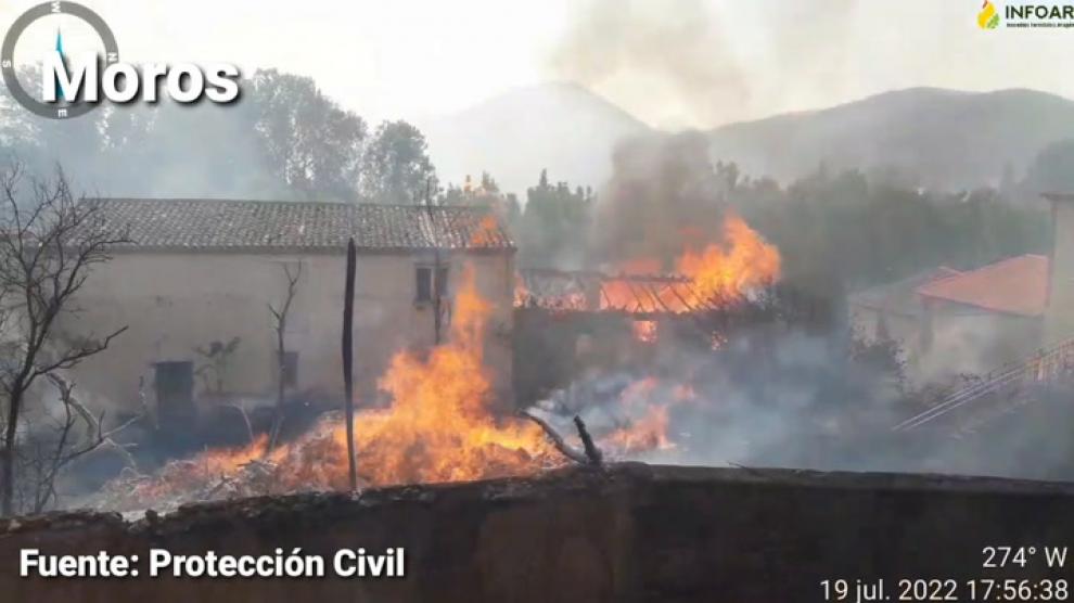 El voraz incendio de Ateca ha calcinado ya 14.000 hectáreas y ha llegado al casco urbano de pueblos, como Moros.
