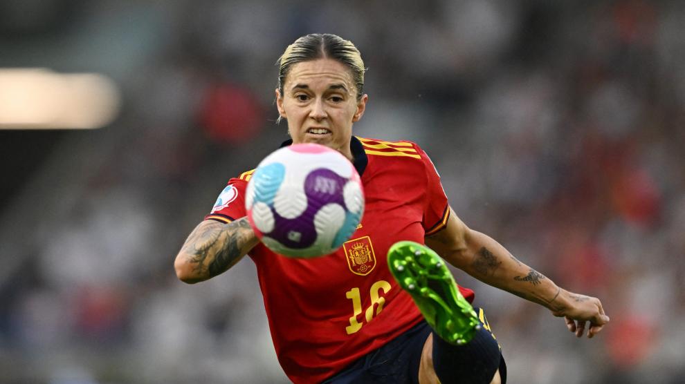 Soccer Football - Women's Euro 2022 - Quarter Final - England v Spain - The American Express Community Stadium, Brighton, Britain - July 20, 2022 Spain's Mapi Leon is shown a yellow card by referee Stephanie Frappart REUTERS/Dylan Martinez SOCCER-EURO-ENG-ESP/REPORT