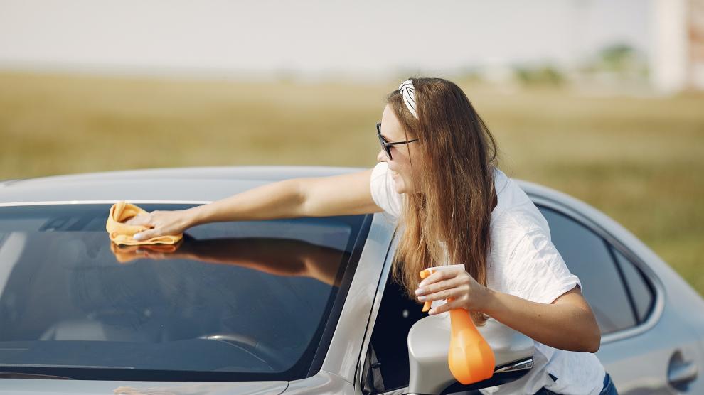 Cómo limpiar el coche antes de las vacaciones: trucos y productos