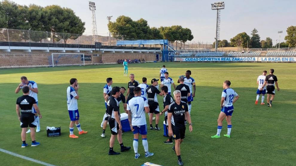 Carcedo, en el centro del grupo, dando instrucciones el pasado miércoles en el descanso del primer amistoso jugado ante el RZD Aragón en la Ciudad Deportiva.