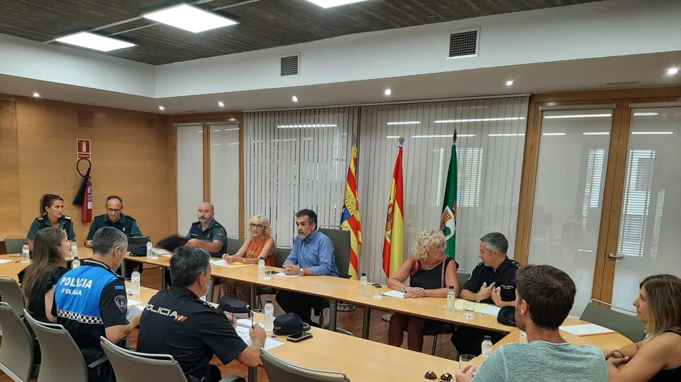Imagen de la reunión de la Junta de Seguridad Local de Fraga por la celebración del Monegros Desert Festival.