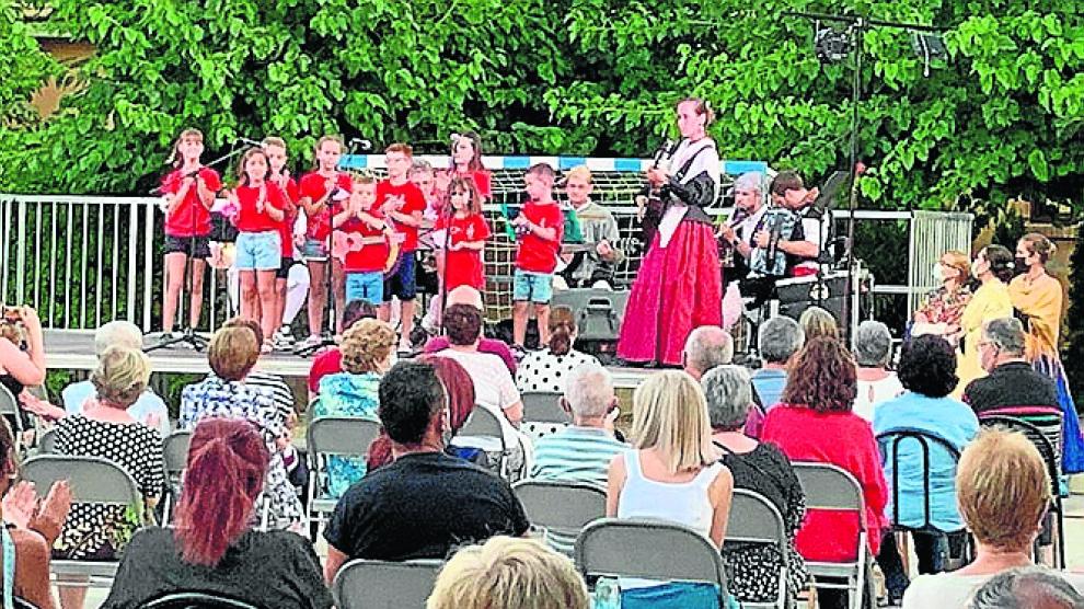 Celebración del Festival de Jotas en el parque Antonio Brota, en las fiestas mayores de 2019.