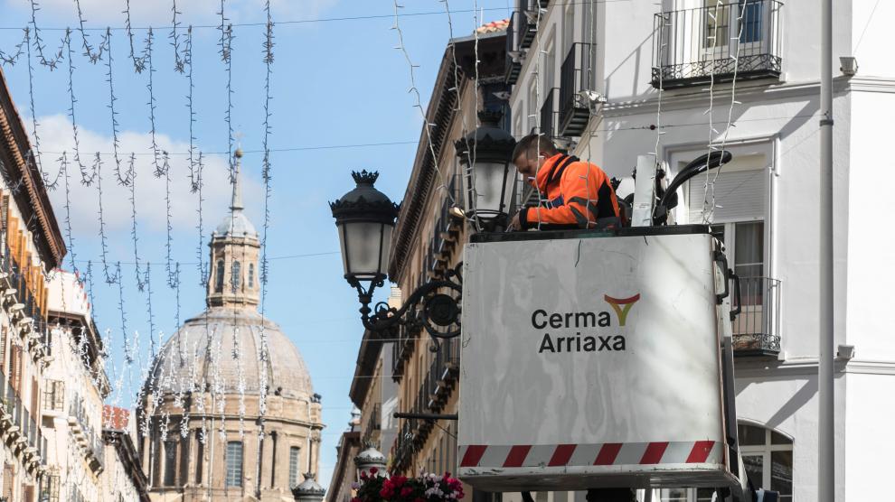 nstalación de las luces navideñas en el paseo de Alfonso I de Zaragoza, en octubre de 2020