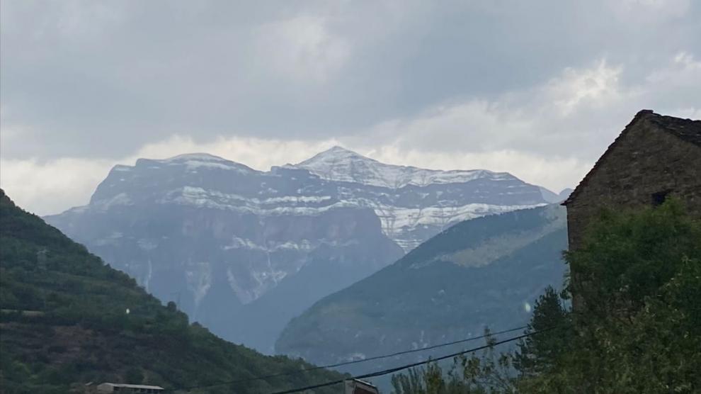 La cumbre de Mondarruego, en Ordesa, a 7 de agosto, blanca por el granizo.