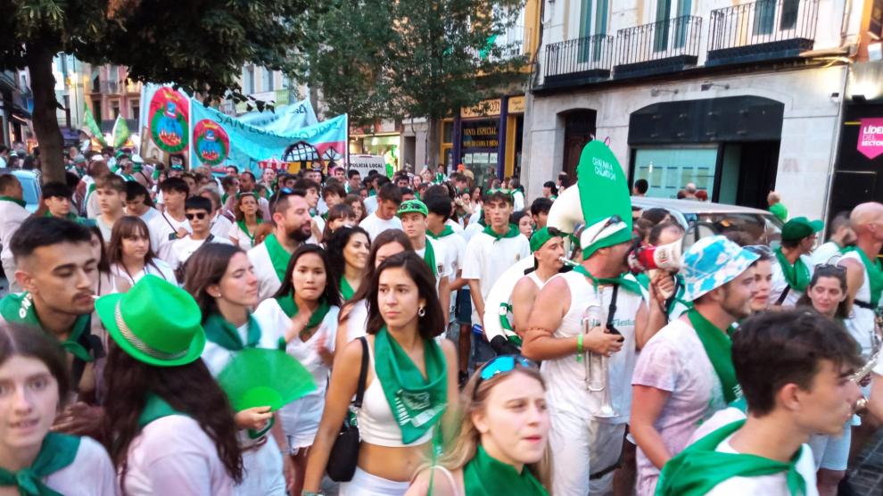 Las peñas oscenses vuelven a inundar el Coso, esta vez después de la becerrada.
