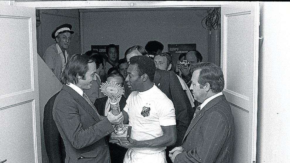 1974. José Ángel Zalba le entrega a Pelé una estatua de la Virgen del Pilar.
