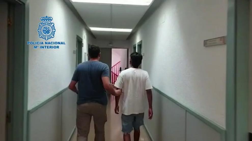 Los agentes de la Policía Nacional encontraron en el interior de la mochila que llevaba un bote de cristal con 24 gramos de marihuana, dos bolsas con diferentes pastillas, varios gramos de hachís y una báscula de precisión.
