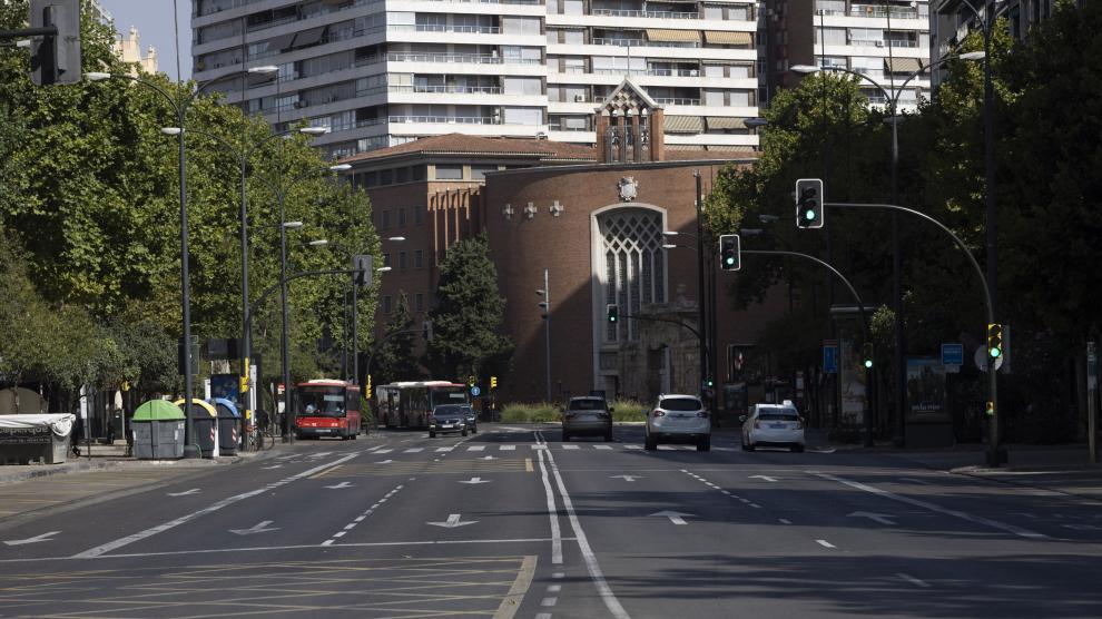El paseo de Pamplona, prácticamente sin coches, este domingo.