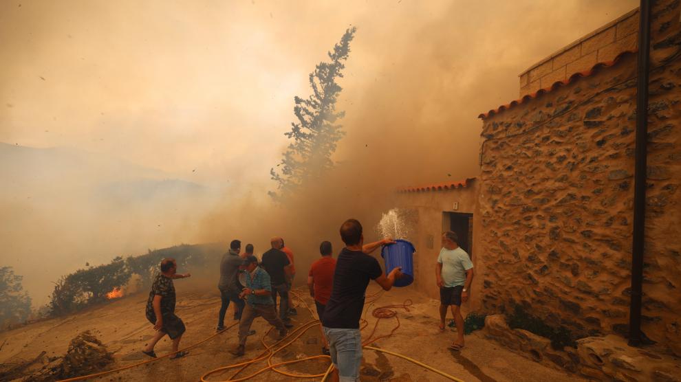 Vecinos intentando frenar las llamas en el incendio del Moncayo.