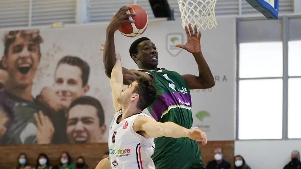 Onuetu se impone a un rival durante un partido de la pasada temporada.