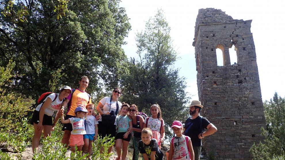 Un grupo de excursionistas, junto a la atalaya de Morillo de Tou, en ruinas.
