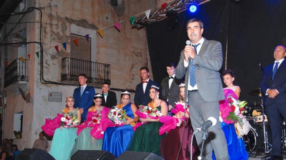 El alcalde junto a las reinas de fiestas en la fiesta de presentación.
