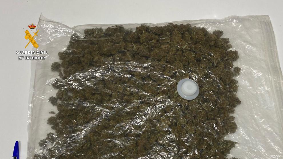 En el registro realizado por la Guardia Civil se encontró en una mochila dos bloques de hachís y una bolsa grande con marihuana.