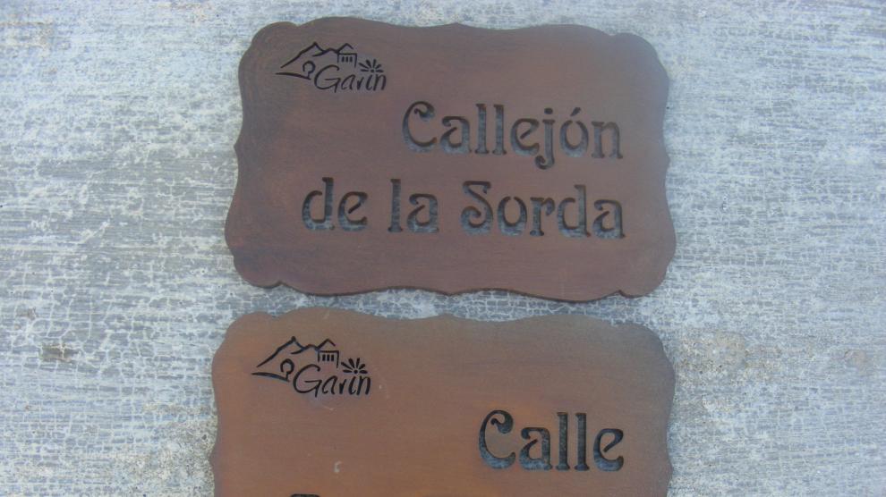 Placas con el nombre de las calles de Gavín que se colocarán en septiembre.