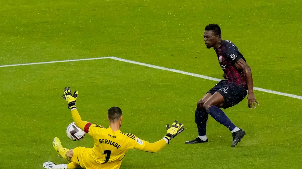 Bernabé saca con el pie un mano a mano a Kanté.