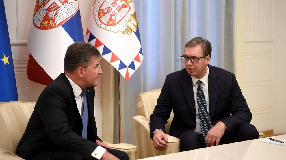 El presidente serbio Aleksandar Vucic y el representante de la UE Miroslav Lajcak.