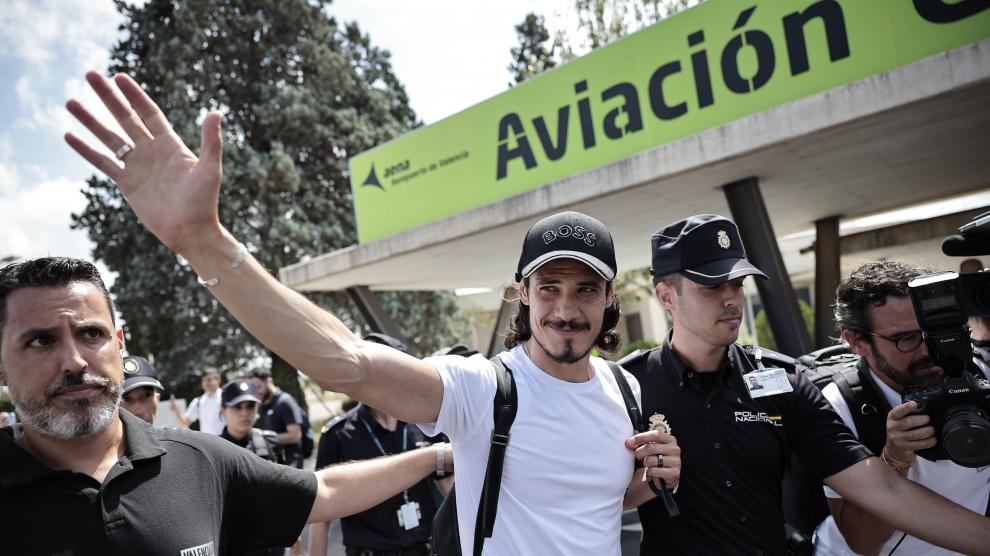 El delantero uruguayo Edinson Cavani a su llegada este lunes a Valencia.